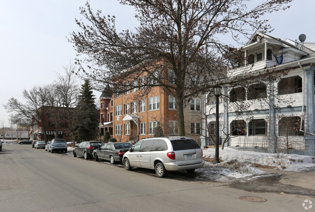 Foto del edificio - 2118 Dupont Ave S