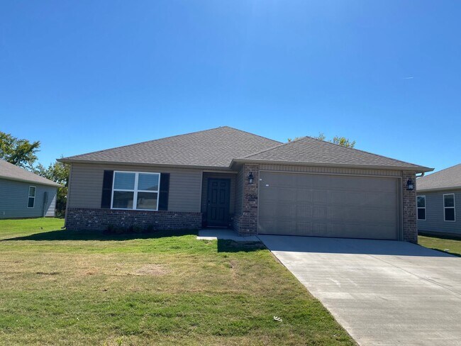 Building Photo - *$99 First Month's Rent!*  | 3 Bed + 2 Bath Home in Fox Tail!