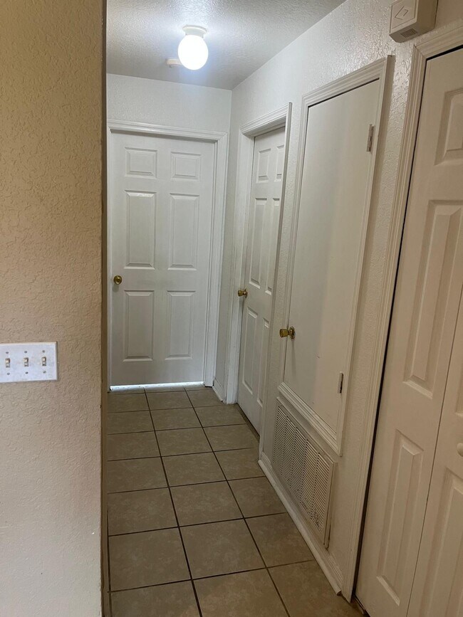 Building Photo - 4403 Hector Ct
