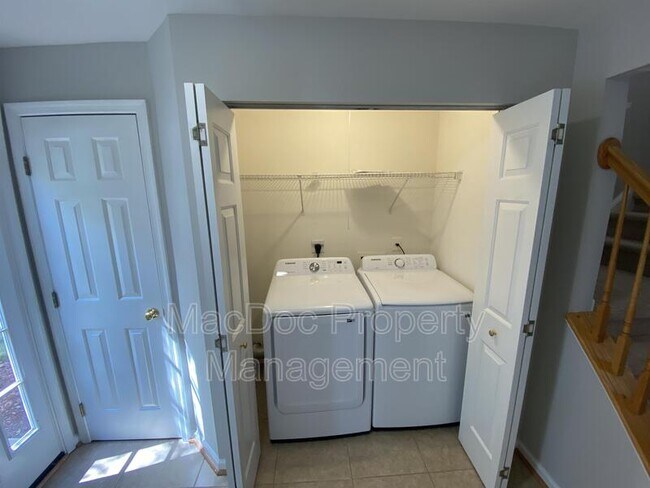 Foto del edificio - 9843 Bartley Ct