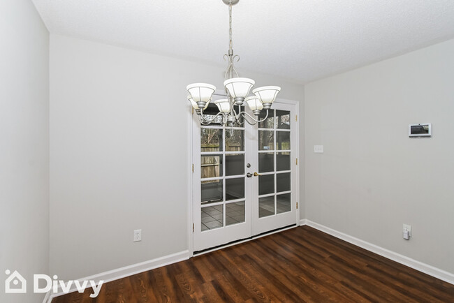 Foto del edificio - 6528 Whitetail Ln