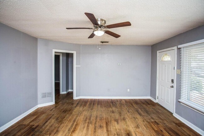 Foto del edificio - Available Now or for Summer 2025 PreLease!