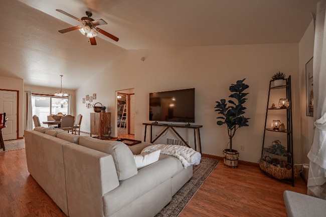 Building Photo - 807 Nebula St