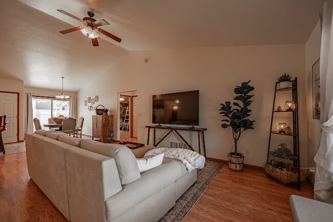 Foto del edificio - 807 Nebula St