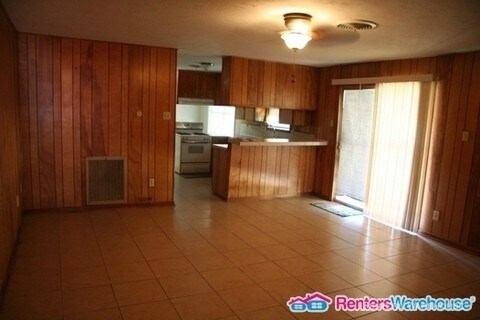 Building Photo - 2110 S Houston Rd