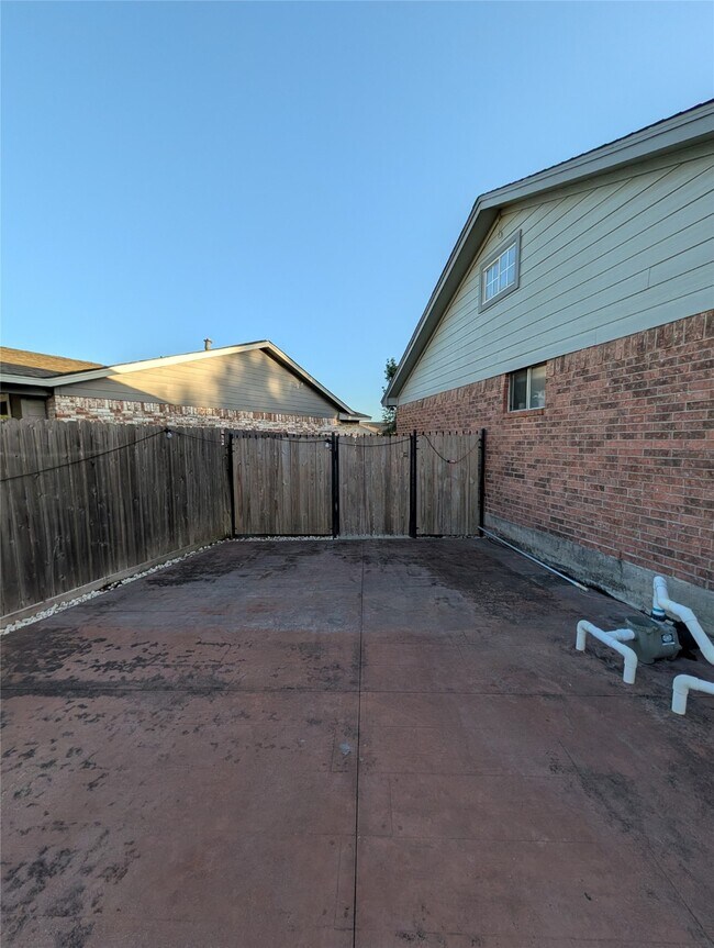 Foto del edificio - 11415 Poplarwood Ct