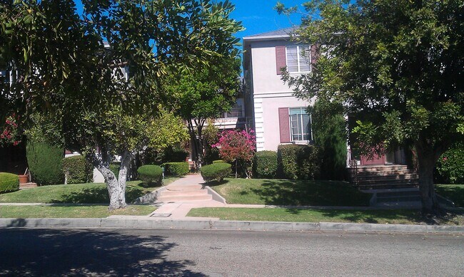 Front of Bldg - 2038 N Hoover St