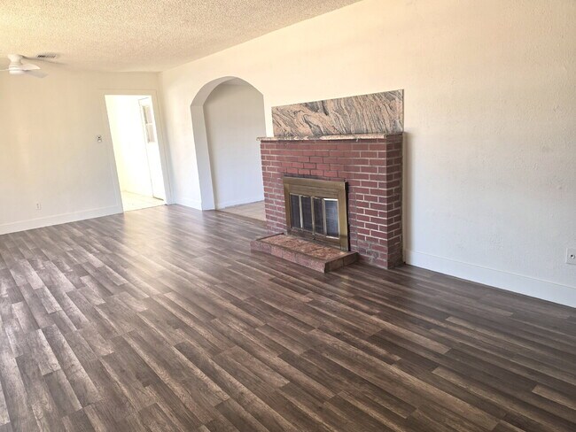 Building Photo - CHARMING NORTH PHOENIX HOME WITH FIREPLACE AND BACKYARD