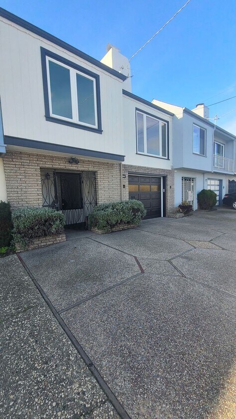 Primary Photo - Fabulous full of light single family house...