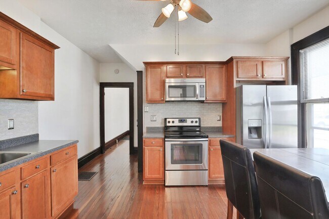 Building Photo - 8 Bedroom , 4 Bath Newly Renovated Townhou...
