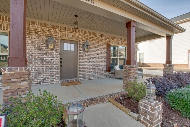 Building Photo - Adoreable 3 Bedroom 2 Bathroom Home in Nat...