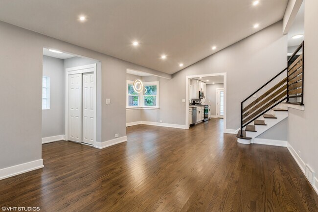 Building Photo - 732 W Millers Rd