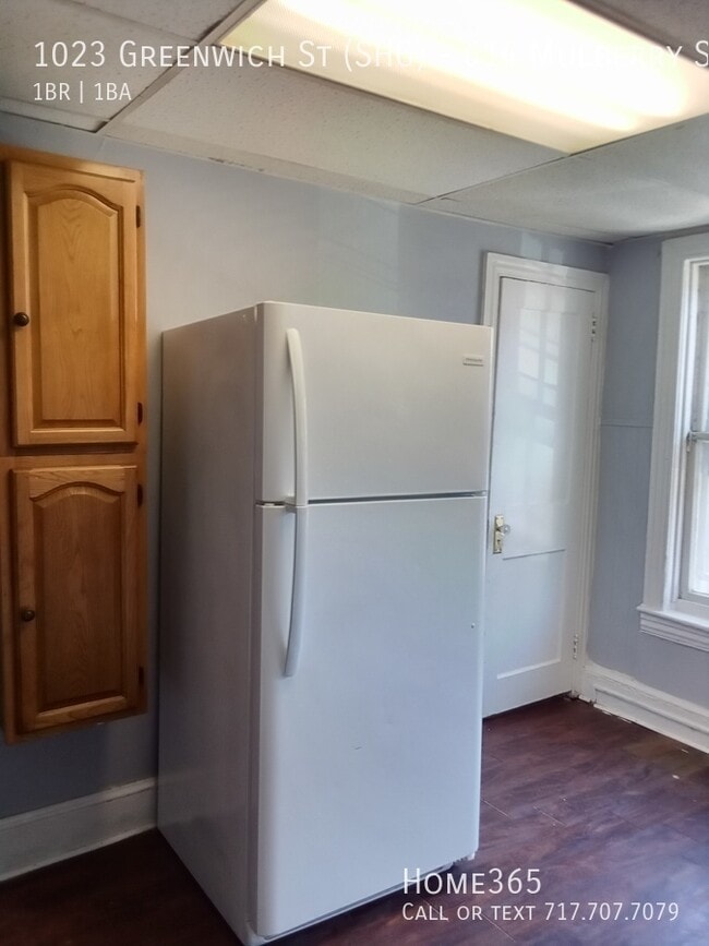 Building Photo - Recently Renovated 1 Bedroom Apartment