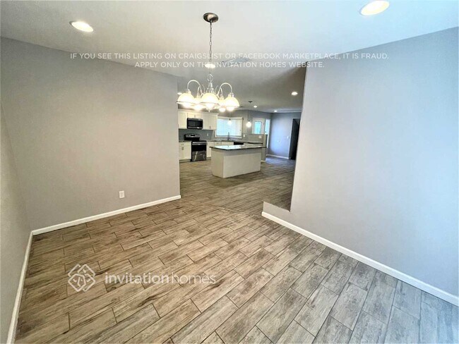 Building Photo - 943 E Manhatton Dr