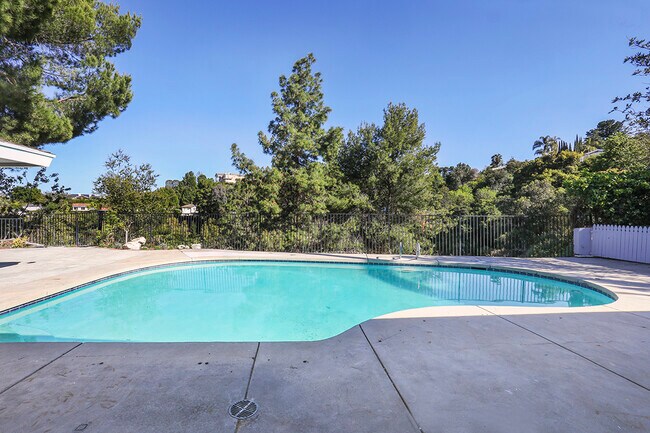 Blue pool with view - 16706 Alginet Pl