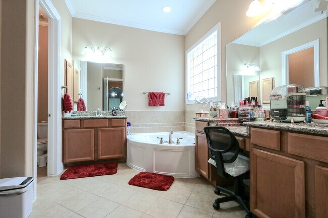 Building Photo - 6514 Monrovia Ln