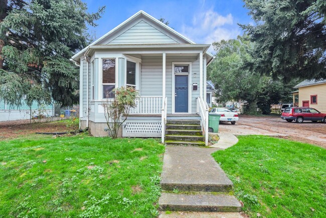 Photo - 70 NE Tillamook St House