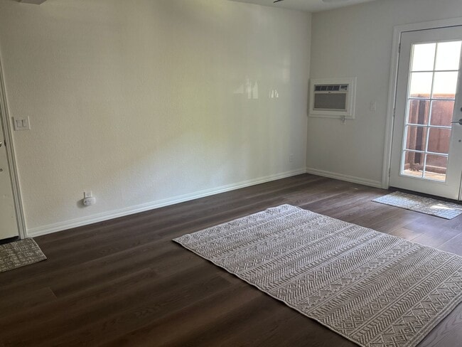 Building Photo - 2 Bedroom, 1 bath condo with washer/dryer, garage, parking, pool