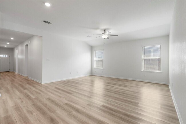 Foto del edificio - 121 Oakdale Meadows Ln