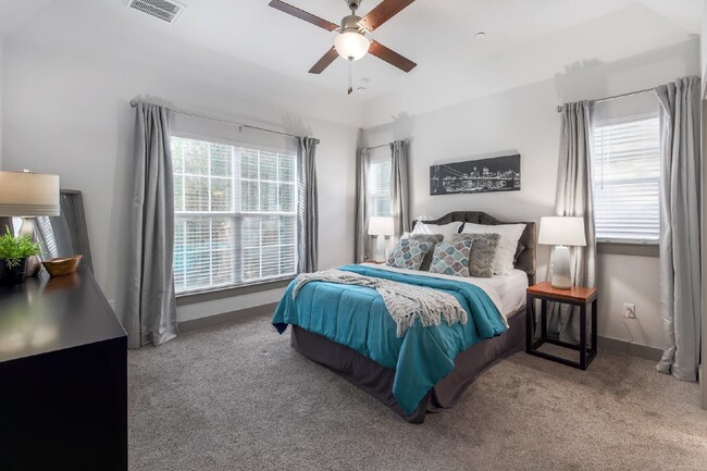 Building Photo - Beautiful Condo in Gated Community