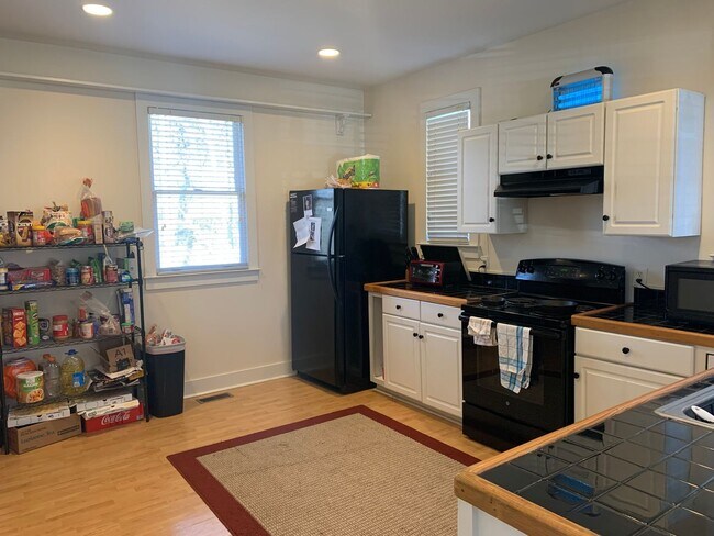Building Photo - 3BR home close to downtown