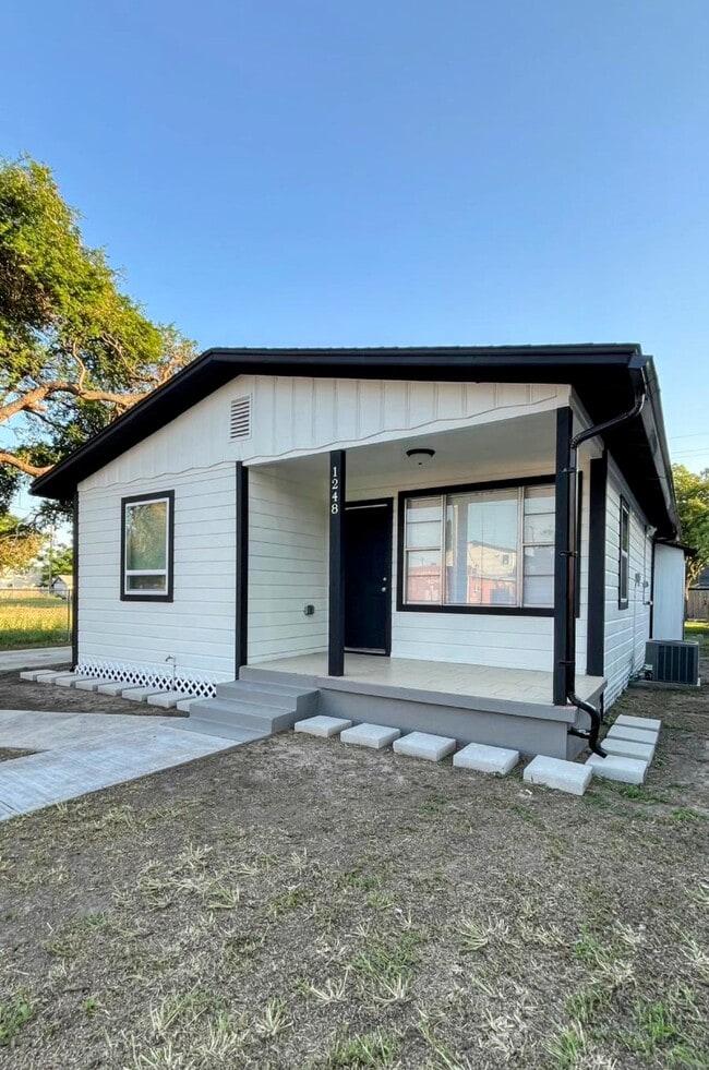 Foto del edificio - 1248 E Jackson Ave