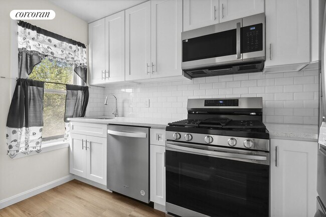 Building Photo - 538 Monroe St