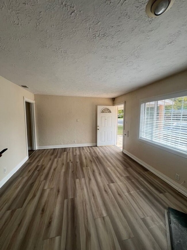 Building Photo - Beautiful 2 Bed and 1 Bath Home with 1 Car Garage Rent $1,995.00