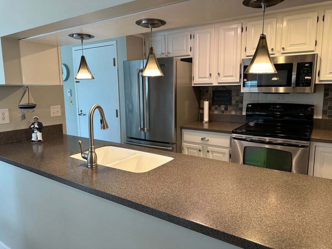 Primary Photo - Furnished Ocean Front 2Bed 2Bath Winter Re...