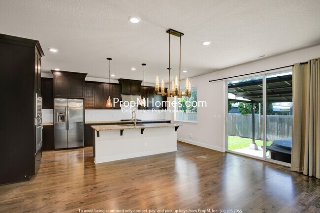Foto del edificio - Luxury Four Bedroom Home in SW! Hot Tub In...