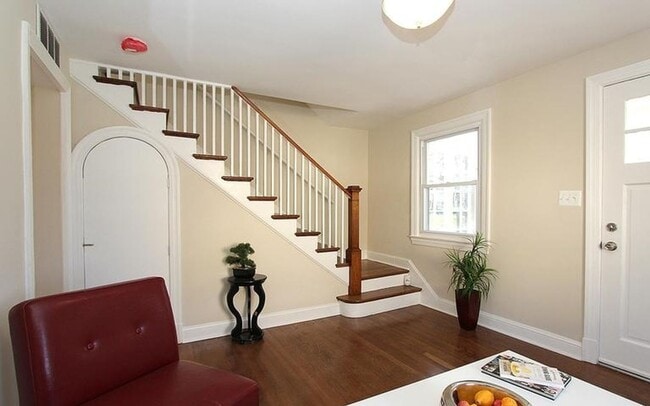 Building Photo - Lovely 3 BR/2 BA Single-Family Home in Dea...