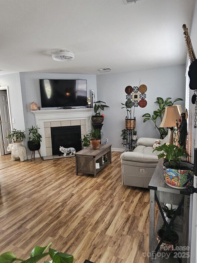 Building Photo - 409 Goosedown Ct