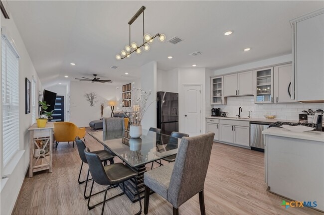 Foto del edificio - 1974 Flametree Ave