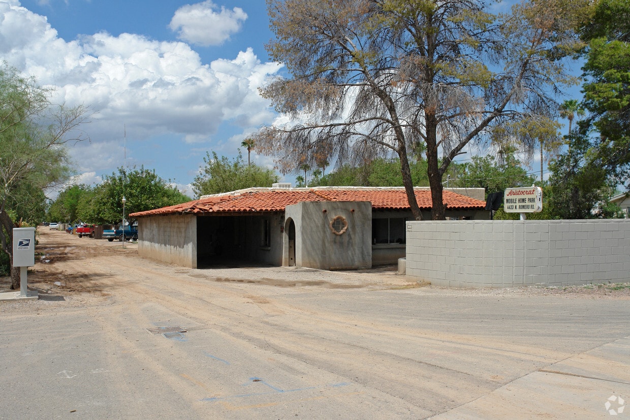Primary Photo - 4433 N Old Romero Rd