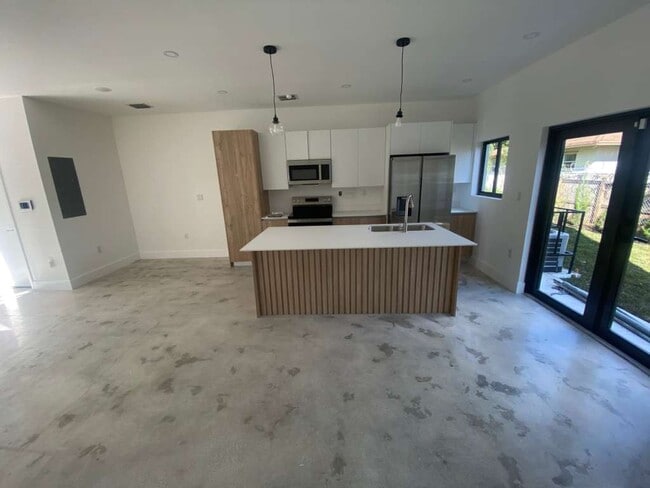 Photo - Elegworld 6233 NW Townhome