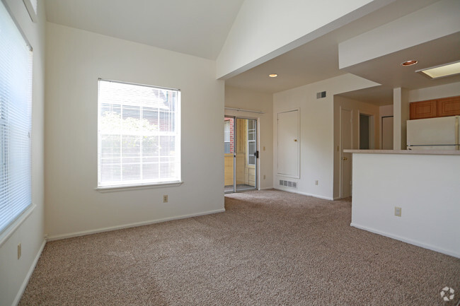 2BR, 1BA - Fairfield - Huntington Ridge Apartments