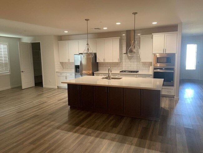 Foto del edificio - Modern 4-Bedroom Home with Solar, Dual Mas...