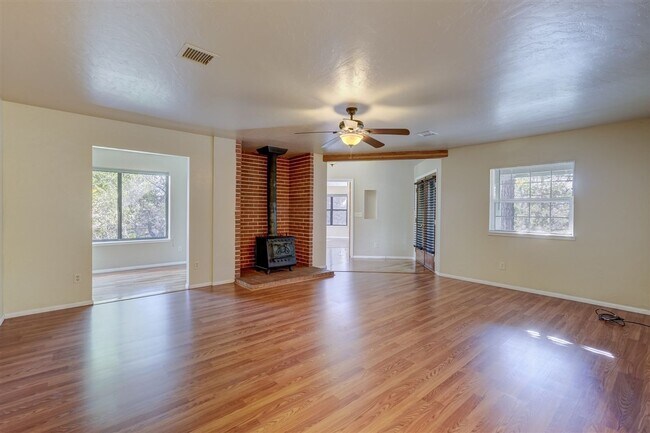 Building Photo - 3 bedroom, 3 bath home close to downtown P...