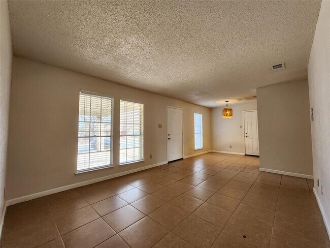 Building Photo - 6800 Lunar Dr