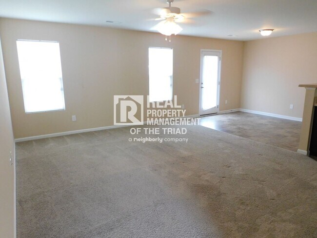 Foto del edificio - Pre-Market Newer 4 Bedroom / 2 Car Garage ...
