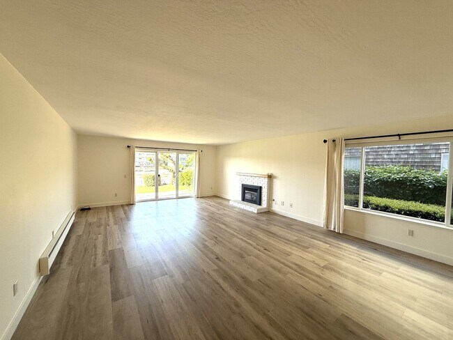 Foto del edificio - LARGE UPDATED TWO BEDROOM / TWO BATHROOM G...