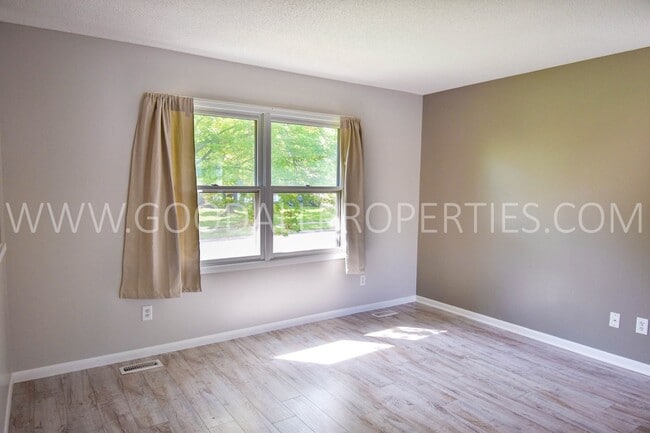 Foto del edificio - Beautiful split level home near Urbandale ...