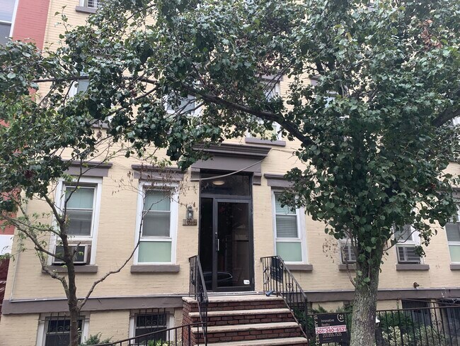 Building Photo - 1016 Willow Ave