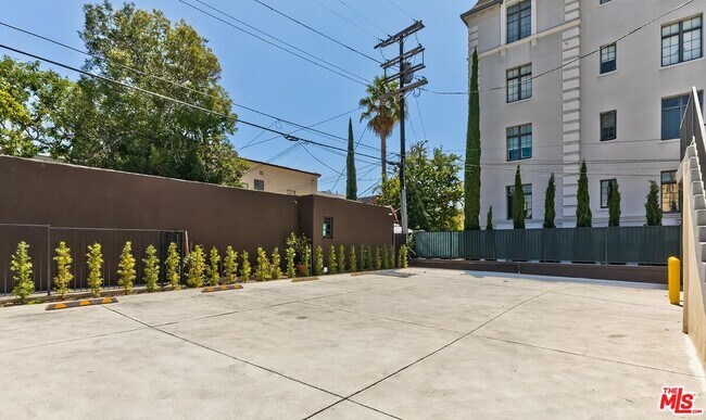 Foto del edificio - 316 N Sycamore Ave
