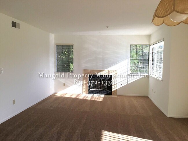 Foto del edificio - Spacious 2-Bed, 2-Bath Condo with Fireplac...