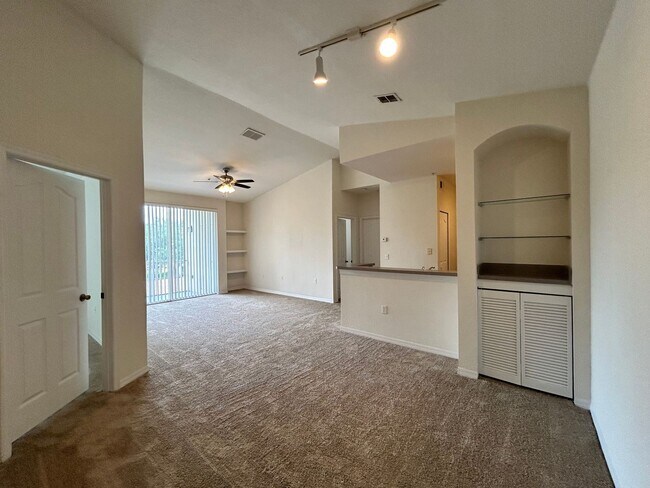 Building Photo - Spacious 2BR/2BA Visconti Condo with Washe...