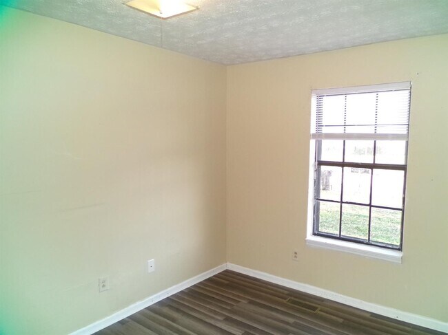 Building Photo - 217 Landings Dr