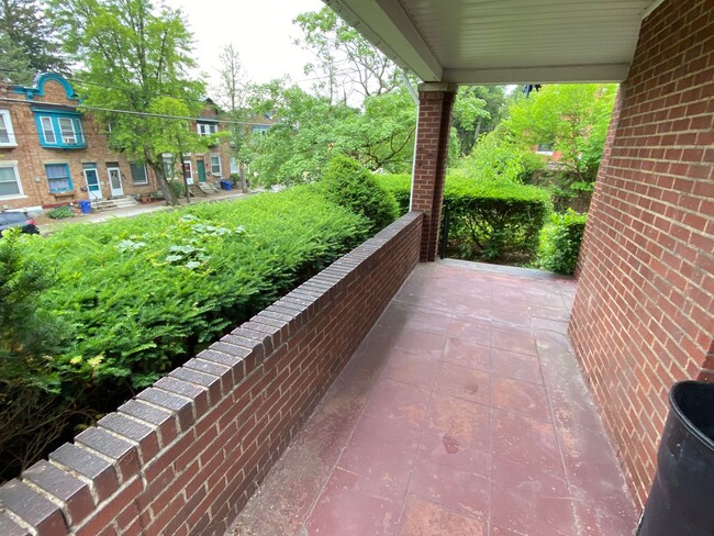 Building Photo - 8/1 Fantastic Location. Fenced Yard. 4 bed...