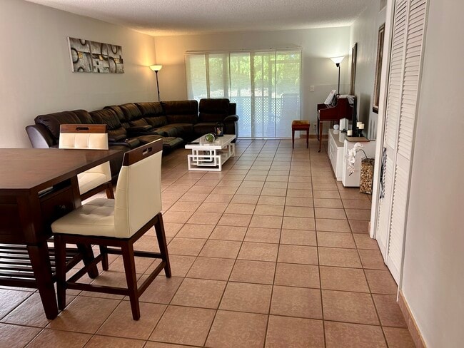 Building Photo - 215 Lakeview Dr
