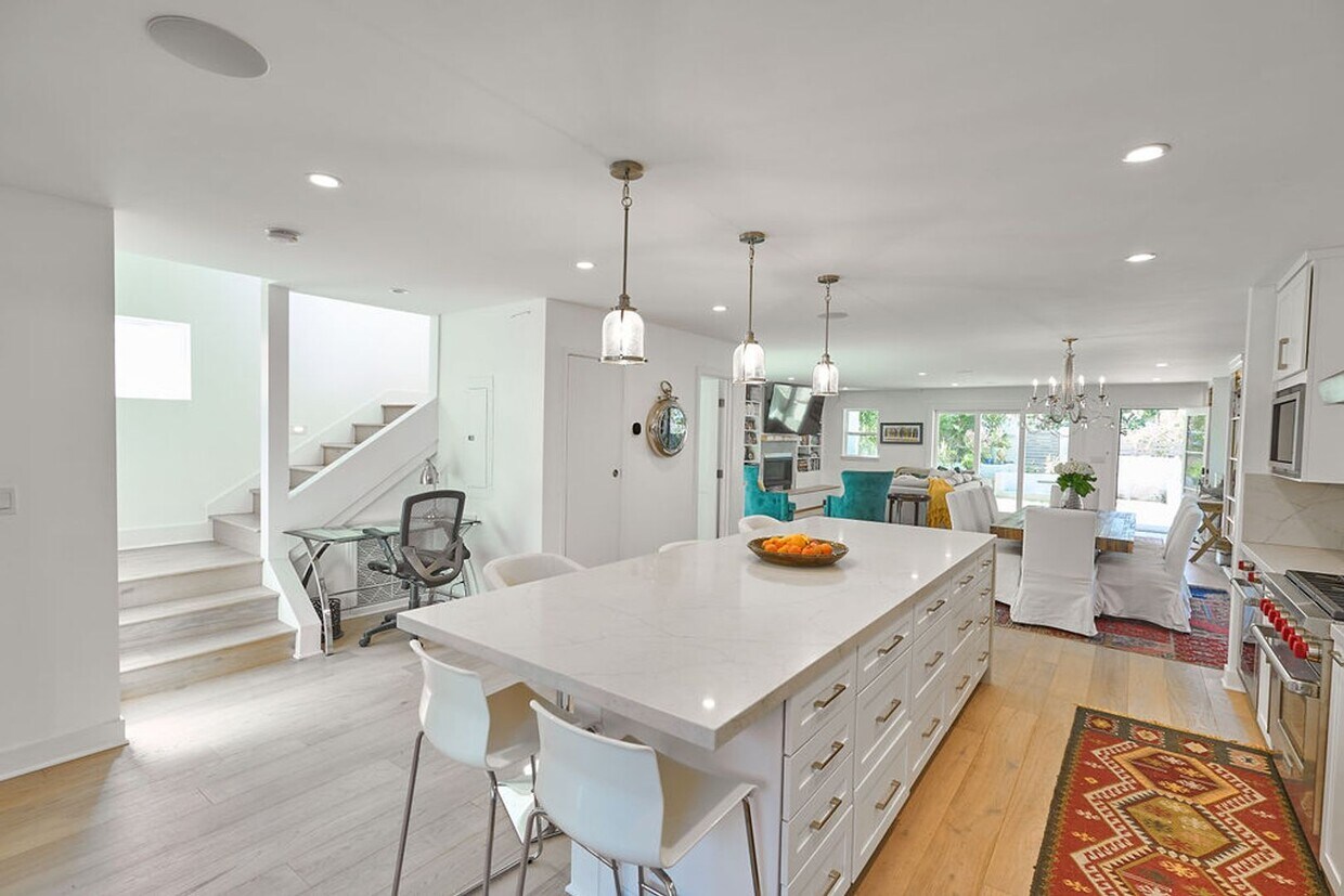 Primary Photo - Spend the Holiday in Style | Fully Furnish...